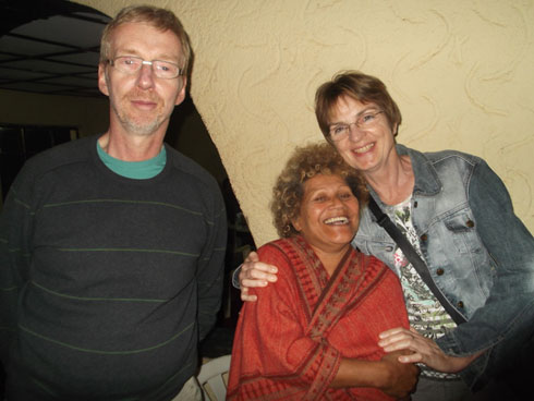 Ba mukerarugendo bagenda mu karere ka Rutsiro bavuga ko hari ibyiza byinshi ariko umuhanda n'ibyapa biyobora abagenzi biracyari imbogamizi.