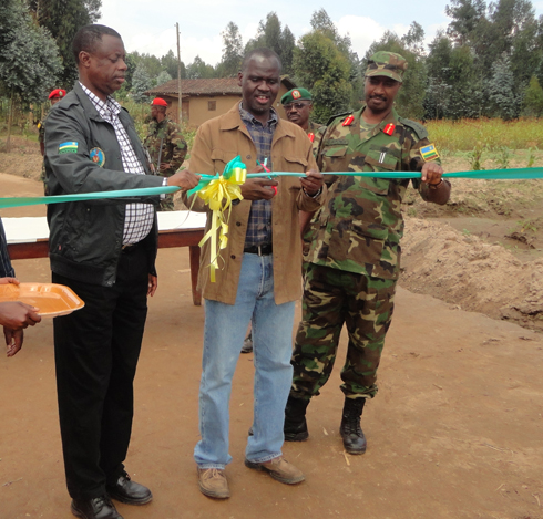 Ba minisitiri Kabarebe na Kamanzi hamwe n'umugaba mukuru w'ingabo bafungura igishanga cya Mugogo nyuma yo gutunganywa.