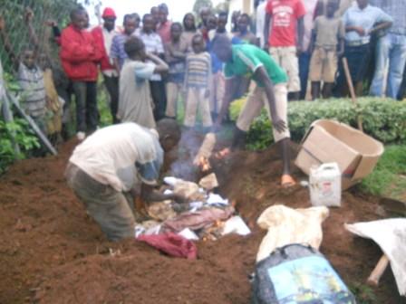 Bacukuye umwobo bashyiramo urumogi bararutwika barangije bararutaba.