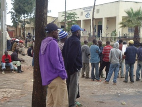 Baba bategereje ari benshi.