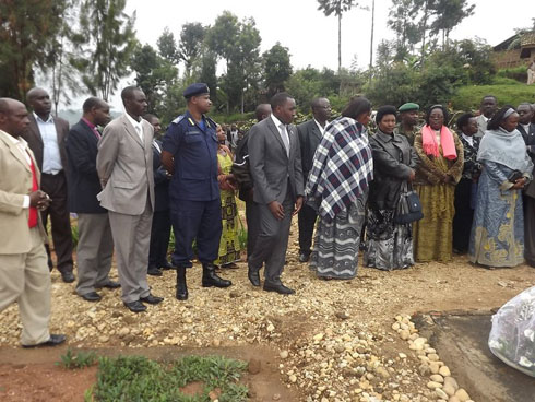 Babanje kunamira abazize jenoside bashyinguye mu rwibutso rwa Nyamigina.