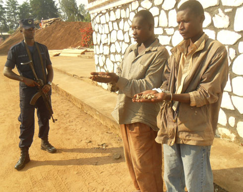 Babiri bafatanwe urumogi.