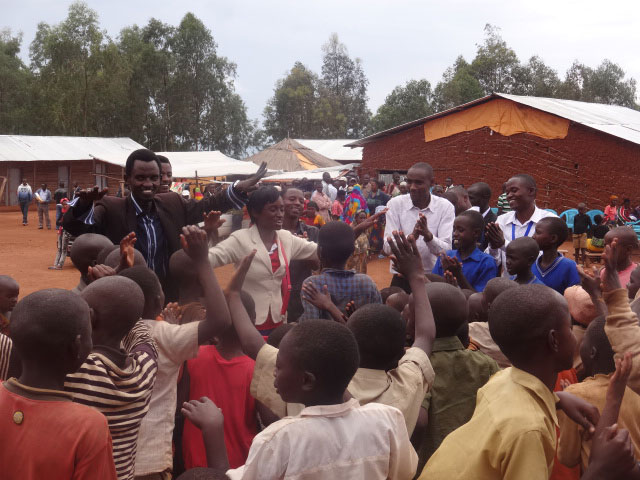 Abanyeshuri ba IPRC-Kigali bafashe n'umwanya wo kwishimana n'Abanyarwanda birukanwe muri Tanzaniya batujwe mu karere ka Kirehe.