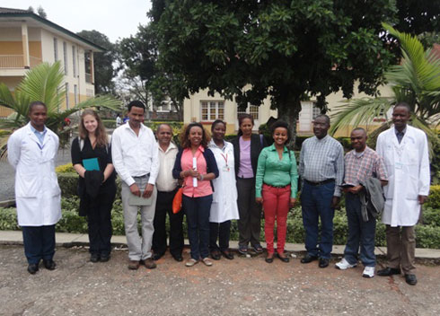 Bafata ifoto y'urwibutso n'ubuyobozi bw'ibitaro bya Ruhengeri.