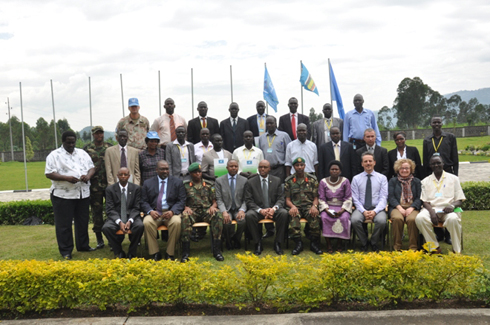 Abitabiriye amahugurwa bose bafata ifoto y'urwibutso.