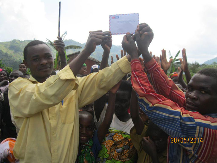 Bafatanije n'umuyobozi w'umudugudu wabo ,abaturage ba Kibonajoro barishimira ibihembo babonye.