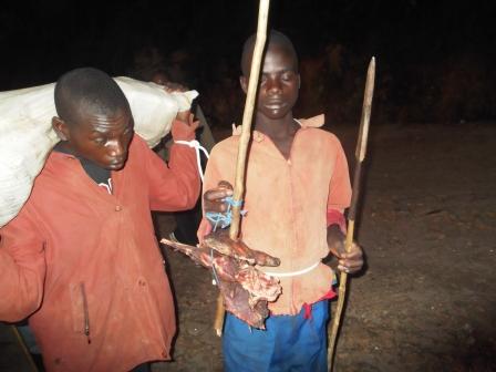 Bafatanywe inyama z'ihene babaze, icyuma ndetse n'icumu.