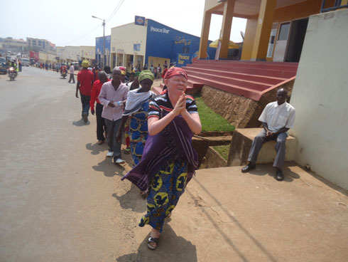 Bagendaga imihanda yose bahimbaza.