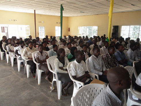 Bagenzi be bamubabariye maze na we atahana icyizere cy'uko agiye gusabirwa icyemezo.