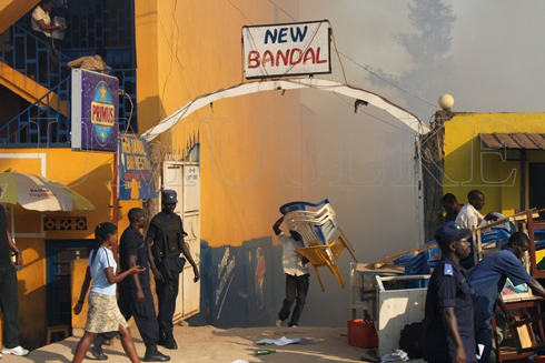 Abakoze ubutabazi basohora bimwe mu bikoresho byari mu kabari. (Foto: Umuseke)