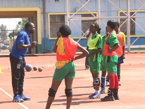 Bagirishya Anaclet umutoza wungirije atanga amabwiriza mu myitozo.