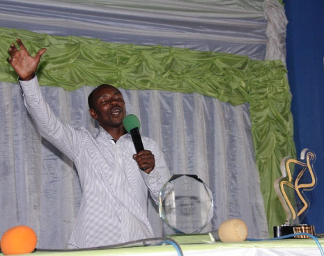 Bahati Alphonse ari kuririmba ashima Imana.