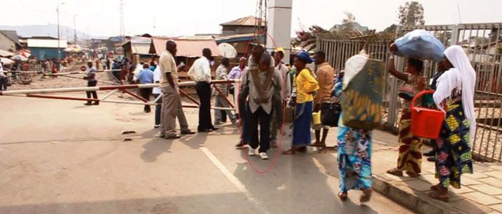 Bahati ahetswe n'Abanyarwanda bamukuye muri Zone neutre aho yatawe n'abapolisi ba Kongo.