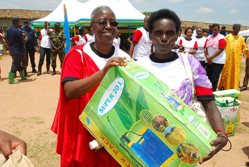 Bahawe na pompe yo kujya bifashisha mu gutera inka umuti bazikiza uburondwe n