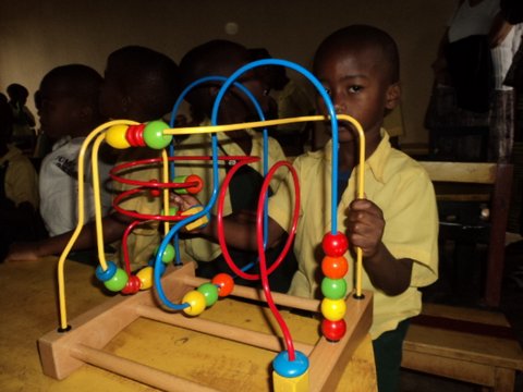 Abana bahawe ibikinisho bitandukanye.