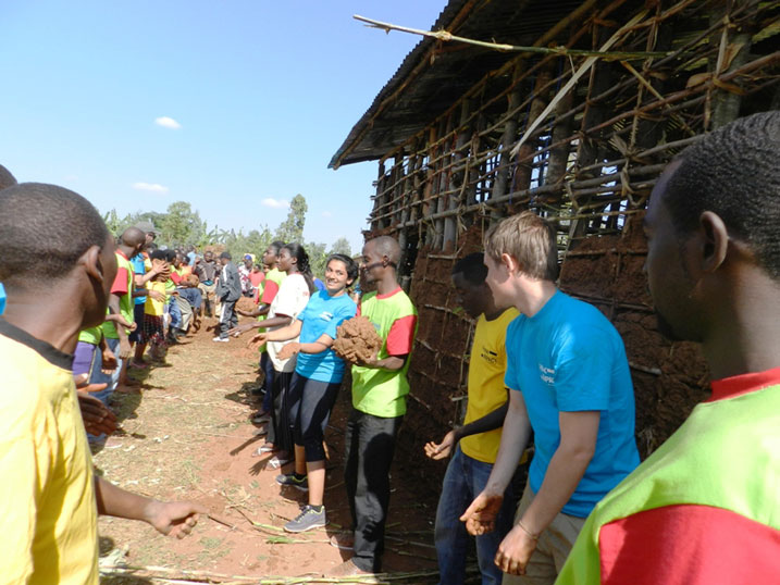 Bahererekanyaga icyondo ku murongo.