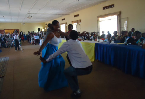 Bahimbaza Imana mu majwi agoroye kandi bakanidagadura.