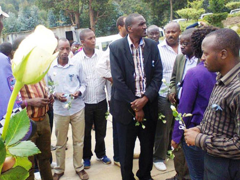 Bakigera aho mu Bisesero, babanje kujya gusura urwibutso rwa Jenoside, baherekejwe n