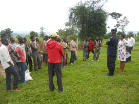 Bakoranye inama n'abaturage babagaragariza ububi bw'ibiyobyabwenge.