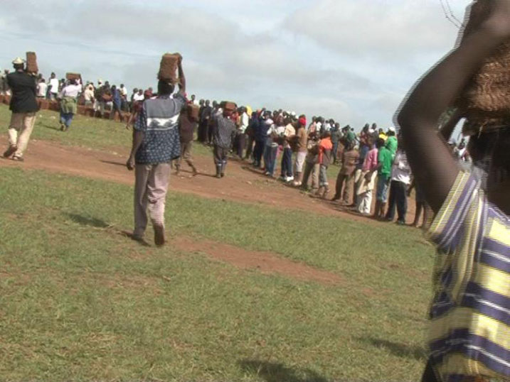 Bakoze umurongo kugira ngo bihutishe igikorwa.