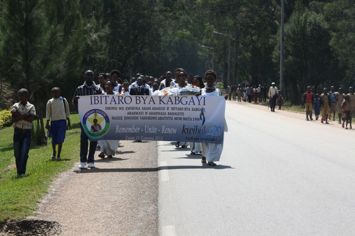 Bakoze urugendo rwo kwibuka abaguye mu bitaro bya Kabgayi.