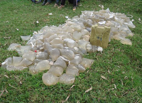 Abanyaburera bakura kanyanga muri Uganda akenshi ipfunyitse mu mashashi.