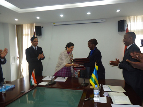 Ba Minisitiri bahererekanya impapuro z