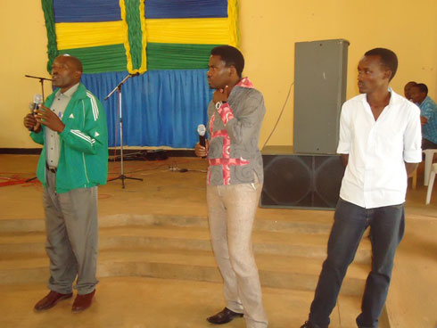 Bamporiki Edouard hamwe na bamwe mu bahise biyemeza guharanira amahoro bakimara kumva ubuhamya bwe.