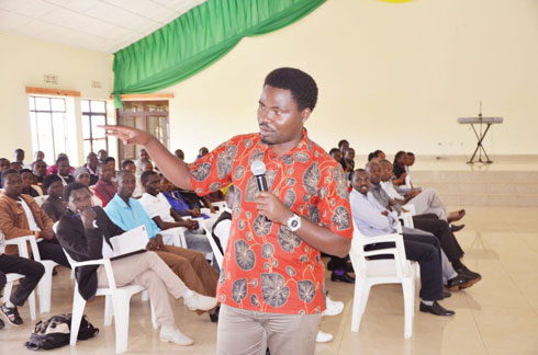 Bamporiki ari gusobanura iby'Abahutu n'Abatutsi.