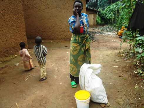 Asigaye ahangayikishijwe no kubona icyo atungisha abana be.