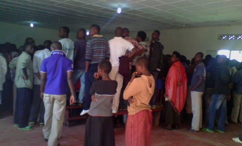 Bamwe bari bahagaze ku ntebe kugira ngo bakurikirane neza urwo rubanza.