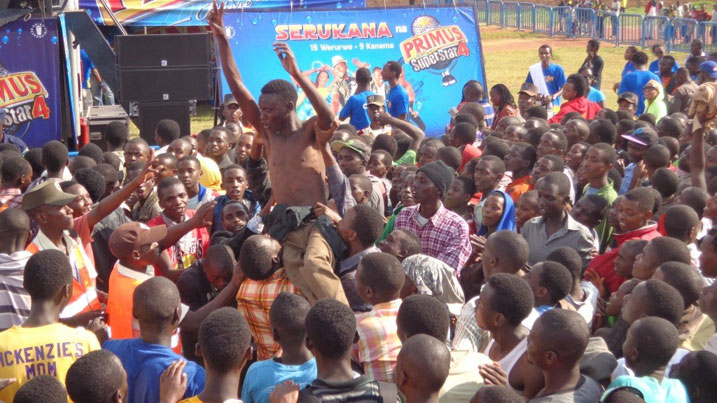 Bamwe bateruraga bagenzi babo kugirango barebe abahanzi.