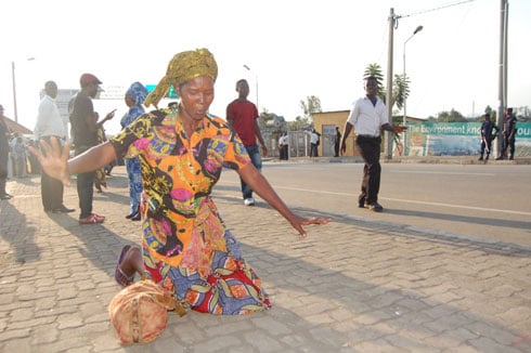 Bamwe mu Banyarwanda bashima Imana ubwo bari bageze mu Rwanda nyuma yo gufungirwa Goma.