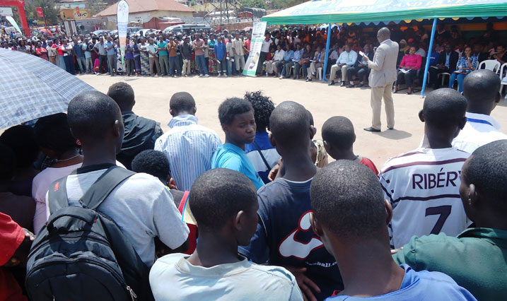 Bamwe mu bacuruzi bakorera mu gace ka Nyabugogo muri Nyarugenge bibukijwe inshingano bafite zo gutanga imisoro.