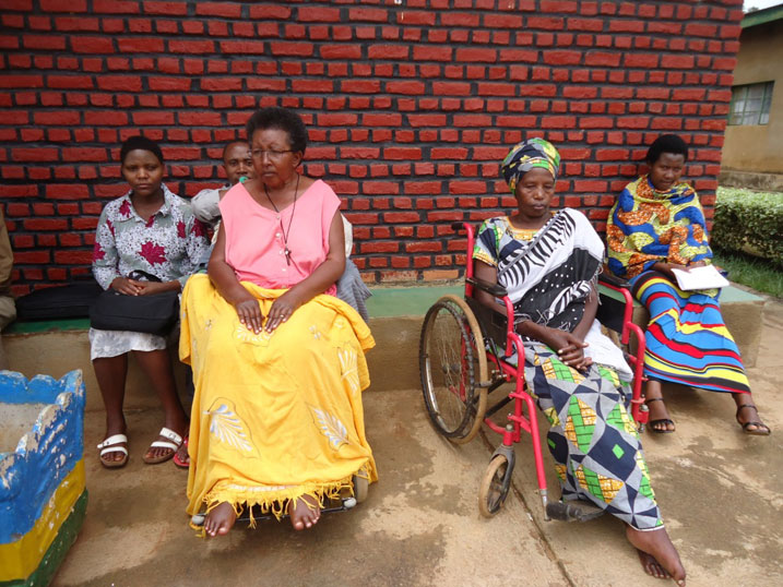 Bamwe mu bafite ubumuga bategereje kubonana n