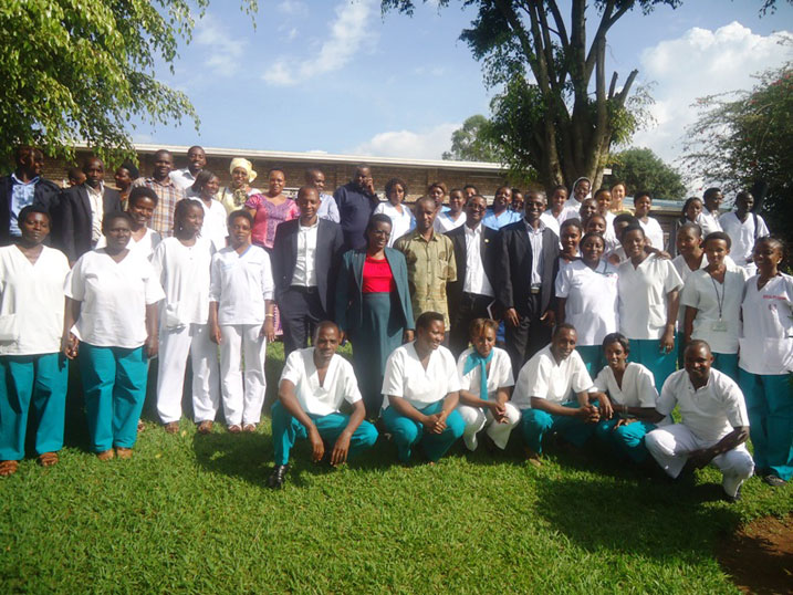 Bamwe mu baforomo n'ababyaza bo mu karere ka Rwamagana, mu ifoto y'urwibutso nyuma y'ibiganiro by'umunsi mpuzamahanga wabahariwe.