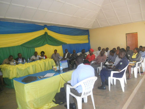 Bamwe mu bagize JADF ya Kamonyi baganira n