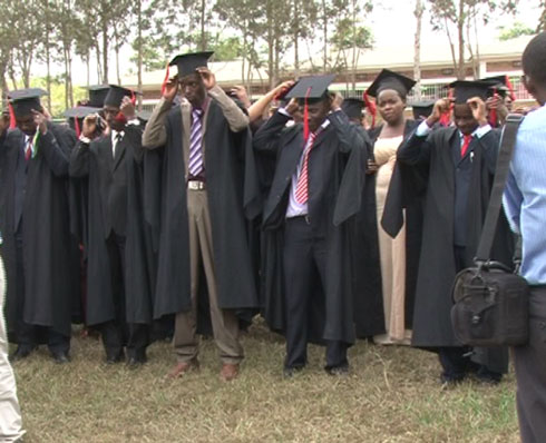 Bamwe mu bahawe impamyabumenyi zabo.