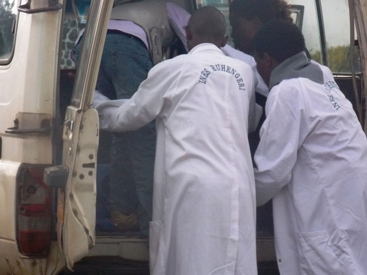 Bamwe mu bahuguwe no kwita ku ihungabana bafasha uwagize ihungabana kwinjira mu mbangukiragutabara.