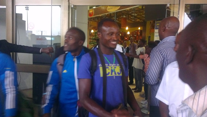 Bamwe mu bakinnyi ba Rayon Sport barimo gusohoka mu kibuga cy'indege i Kanombe.