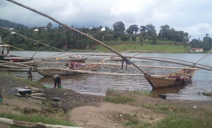 Bamwe mu bakorera mu kiyaga cya Kivu ntibagira jaketi zibarinda impanuka.
