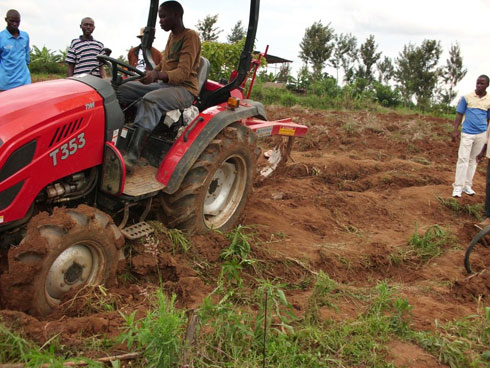 Bamwe mu bakoresha imashini mu bikorwa byo guhinga mu murenge wa Ruhuha.