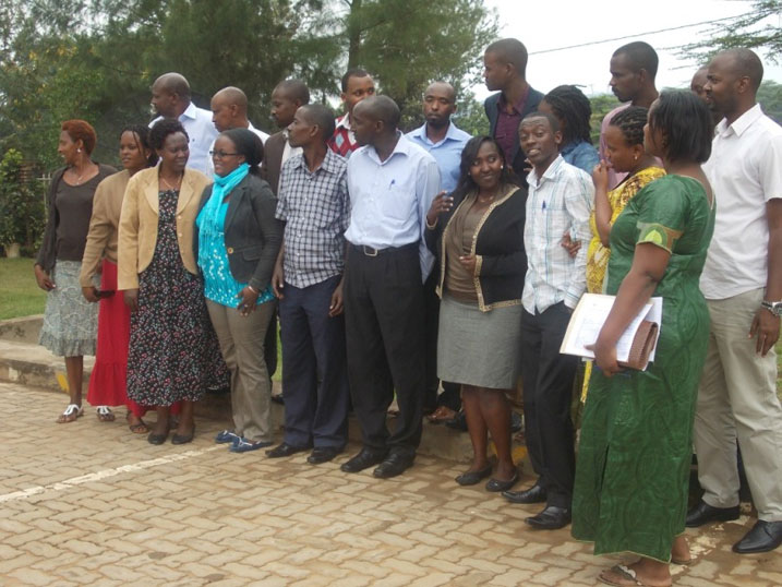 Bamwe mu bakoze igikorwa cyo gutera imiti yica imibu mu mazu mu karere ka Nyagatare