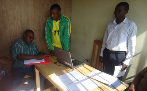 Bamwe mu bakozi b'akarere ka Ruhango basura radio ijwi rwa Ruhango.