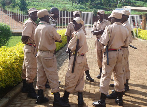 Bamwe mu bakozi ba SCAR bacunga umutekano ku karere ka Nyamasheke ubwo bari kumwe n