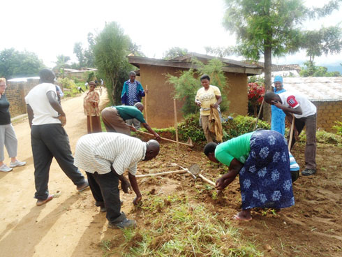 Bamwe mu bakozi n'abanyeshuri ba kaminuza ya Kibogora mu muganda usoza ukwezi k'Ugushyingo.