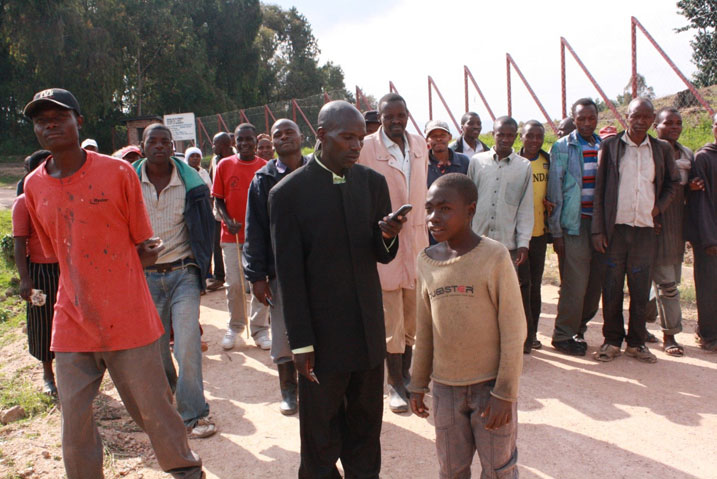 Bamwe mu bambuwe birirwa ku nyubako (bahagaritse imirimo).