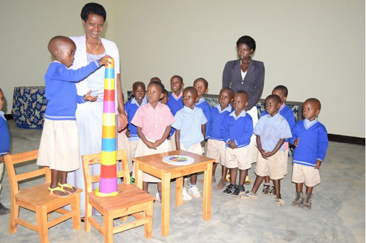 Abana bari baratangiye kuryigamo.