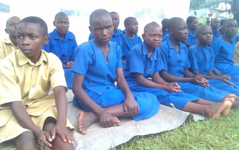 Bamwe mu bana bafashwa mu biruhuko aho kuzerera.