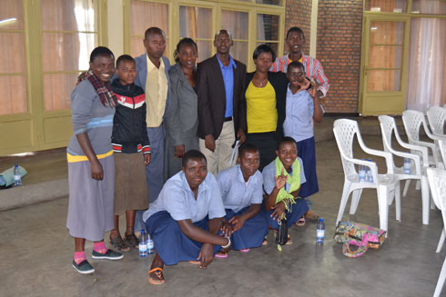 Bamwe mu bana bafite ubumuga bwo kutavuga no kutumva bari kumwe n